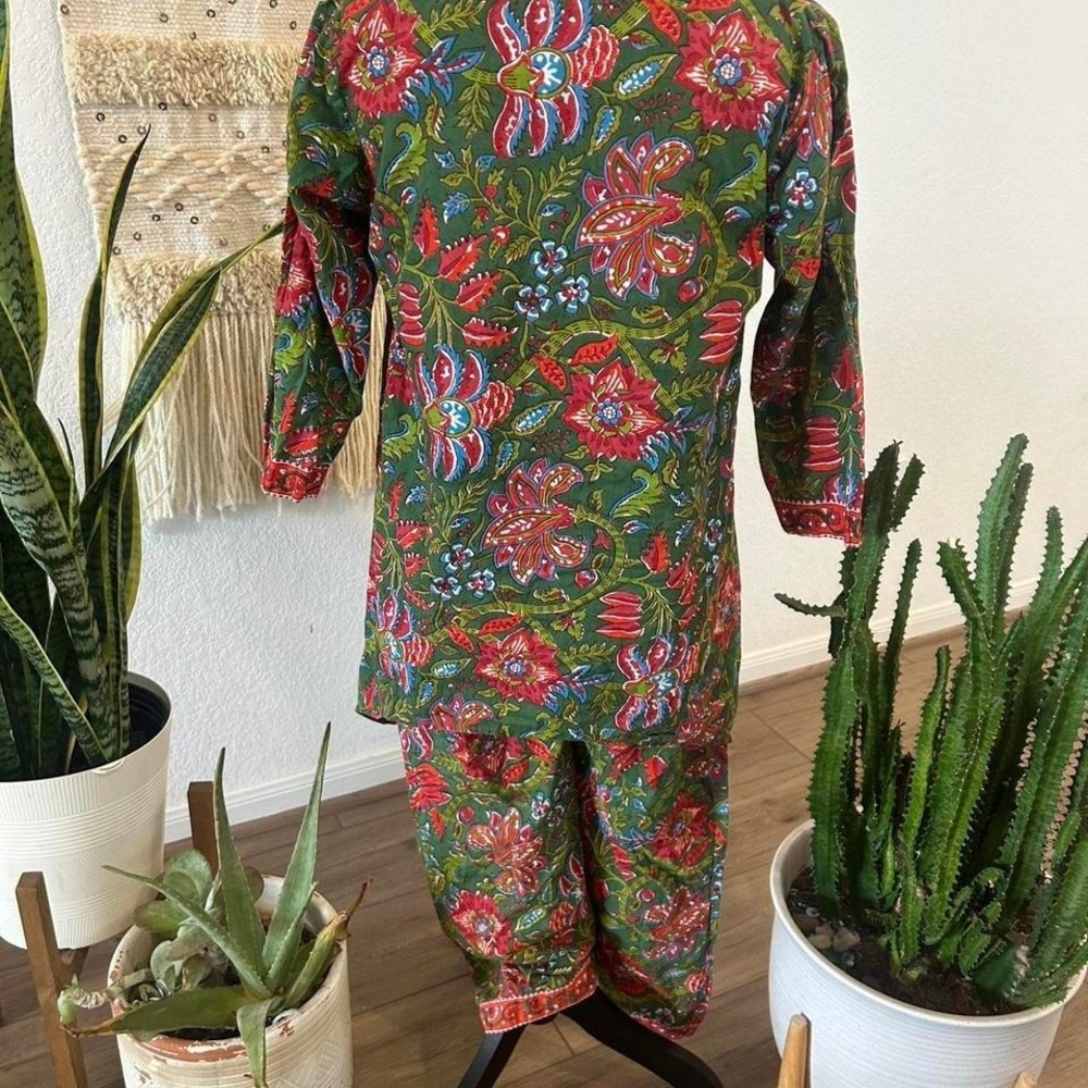 Vintage Olive Green floral paisley two piece cotton set with red accents - Picture 2 of 7